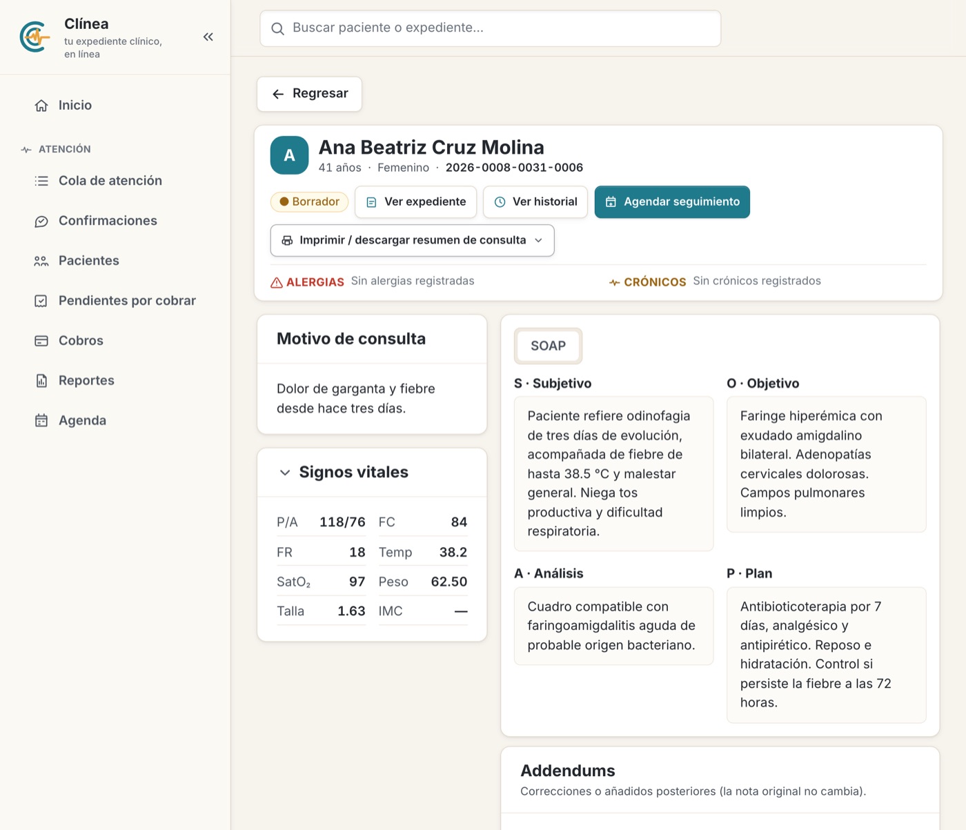 Pantalla de consulta con signos vitales y nota clínica en formato SOAP